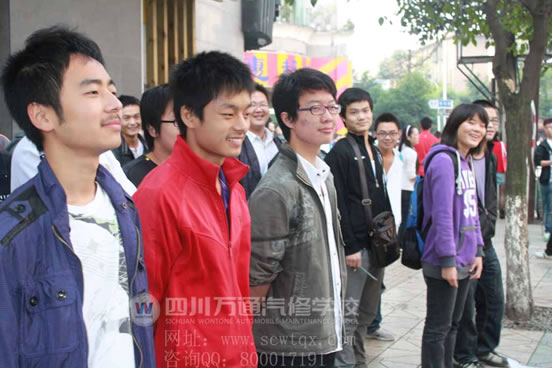 成都萬通汽修學校考生們微笑成考