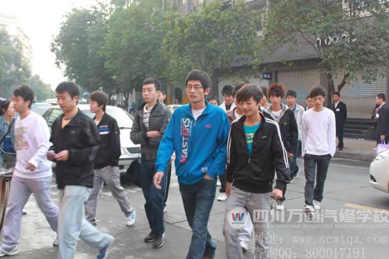 成都萬通汽修學校考生輕松步入考場
