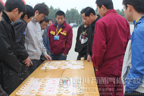 成都萬通汽修學(xué)校 象棋博弈比賽火熱進(jìn)行中