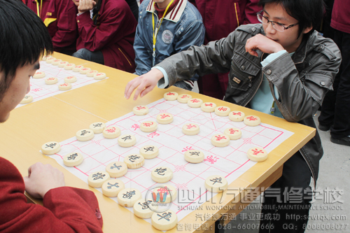 成都萬通汽修學(xué)校 學(xué)生全力思考下一步棋怎么走