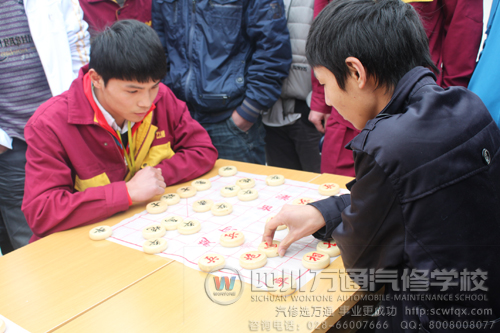 成都萬通汽修學(xué)校 每走棋一步都格外小心