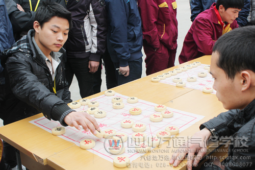 成都萬通汽修學(xué)校 自信是打敗對手的更好棋子