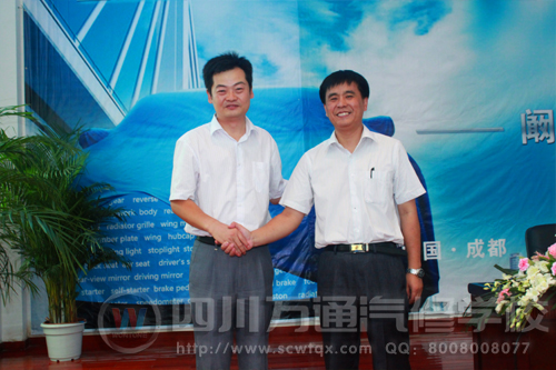成都萬(wàn)通汽修學(xué)校李校長(zhǎng)與闞大師合影