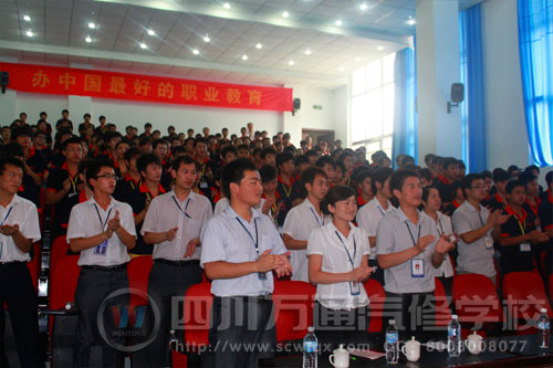 全體師生為闞大師入場(chǎng)熱烈鼓掌