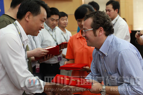 斯潘內(nèi)錫中國區(qū)負(fù)責(zé)人阿迪先生為萬通選手頒獎