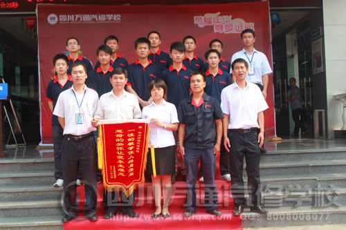就業(yè)學(xué)子及用人單位與我校領(lǐng)導(dǎo)合影