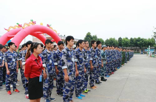 同學們列隊站好 準備著展現(xiàn)軍訓的成果