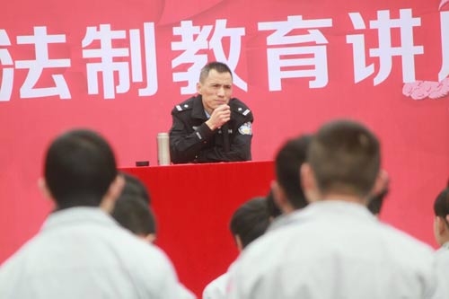 張警官進行講座