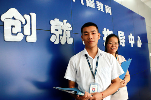 我身邊的萬通人:廣拓思路塑服務(wù)的就業(yè)指導(dǎo)師(右一為李老師)