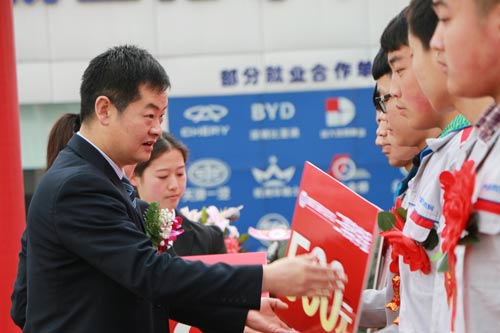 李校長為獎學金學子頒獎并給予鼓勵