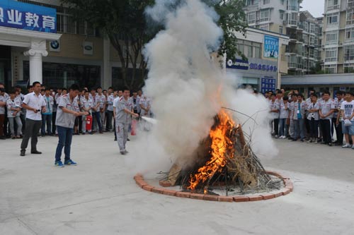 學生正在現場滅火