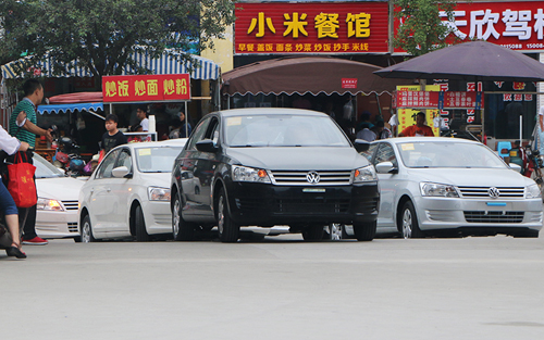 桑塔納汽車正在來學校的路上