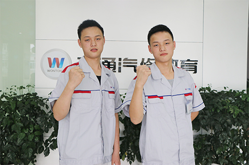 雙胞胎兄弟伍鵬、伍麒