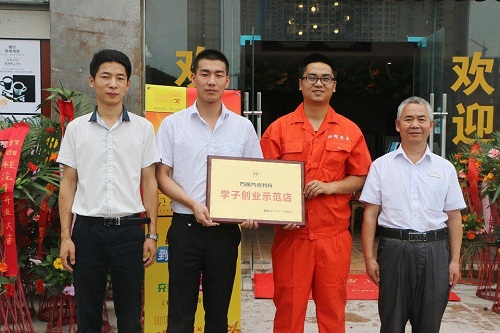 萬通老師到創業學子門店進行技術指導