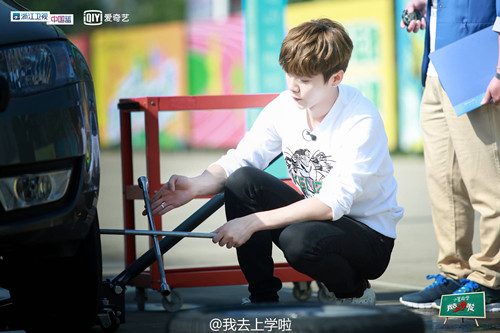 嘿,這位修車的白衣少年,你怎么比反光鏡還耀眼?