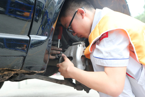 成都萬通的學生正在檢查車輪