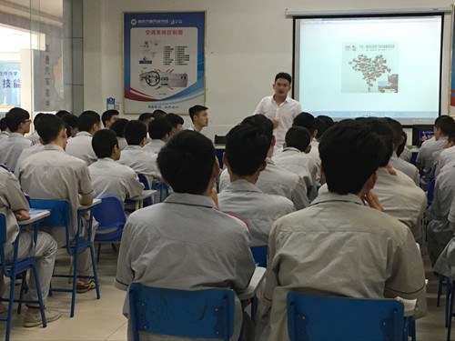 講師在介紹企業(yè)的情況
