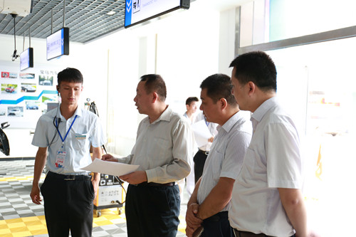 何總與其他與會(huì)嘉賓一起參觀萬(wàn)通校園