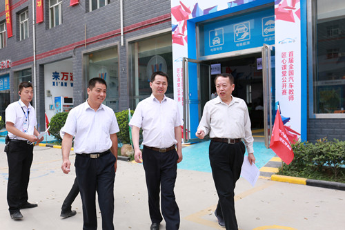 何總正在跟與會(huì)嘉賓交談