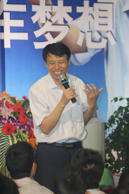 朱軍教授在會場上生動的演講