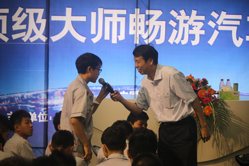 朱軍教授親切的和學子互動交流