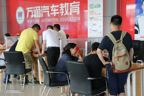 很多學(xué)子和家長(zhǎng)前來(lái)萬(wàn)通報(bào)名咨詢