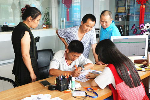 正在填寫(xiě)報(bào)名信息的學(xué)習(xí)