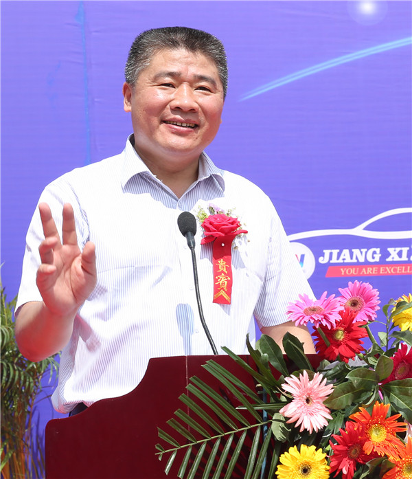 新華教育集團汽車事業(yè)部總經(jīng)理兼駕訓(xùn)事業(yè)部總經(jīng)理陶青發(fā)言
