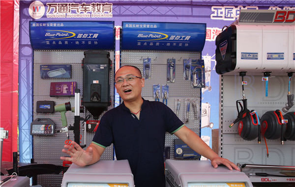 企業(yè)代表王強在企業(yè)展示區(qū)解說產(chǎn)品