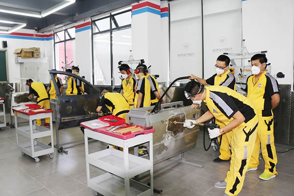 成都萬通學(xué)子分組練習(xí)鈑金操作課程