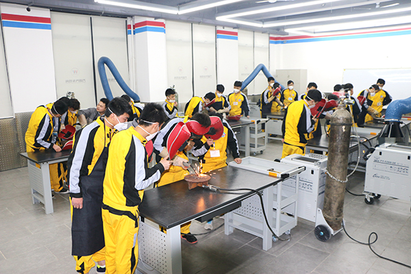 成都萬通學子分組進行汽車整形技術(shù)實訓
