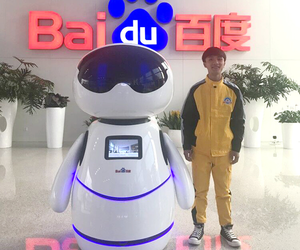 達(dá)則取體和百度智能機(jī)器人合影
