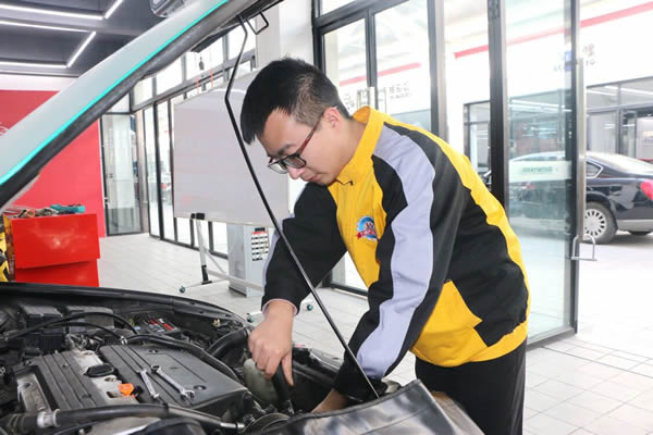 梁晨在四川萬通和同學們一起學習汽車技術
