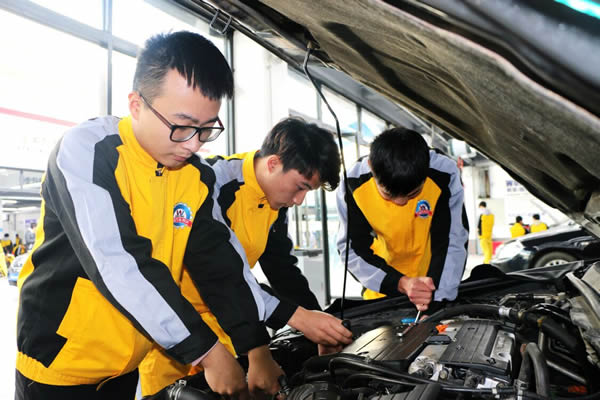 大學生“回爐”學汽車,用技術贏得尊重