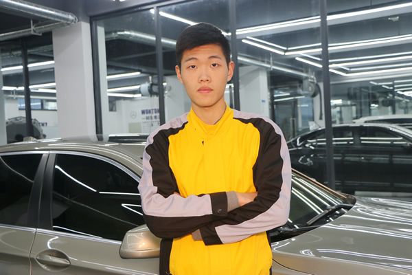 18歲的沈祺相信在四川萬通學習汽車美容技術好創業