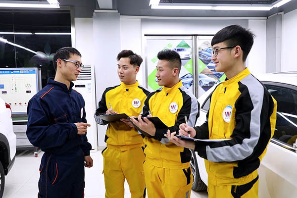 成都萬通新能源汽車專業(yè)老師指導(dǎo)教學(xué)