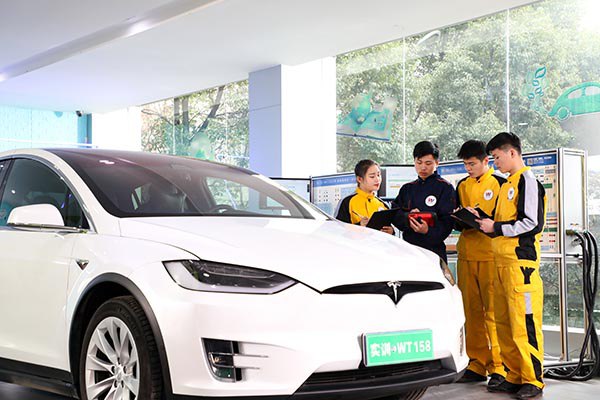 新能源汽車發(fā)展前景廣闊 學(xué)子美好就業(yè)有未來