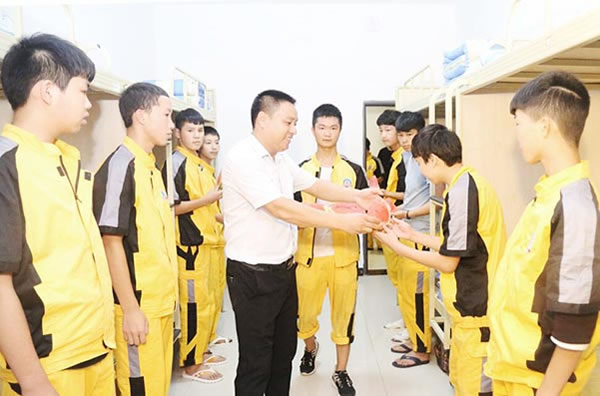 班主任給同學(xué)們遞上甘甜的西瓜