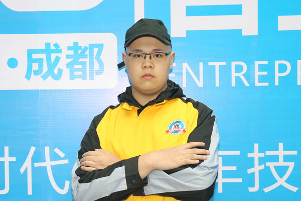 萬通學子張毅對未來充滿信心