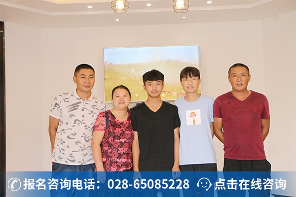 李獻銳和李軒兩兄弟齊報四川萬通汽車學校