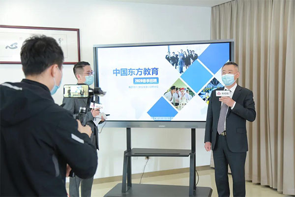 中國東方教育集團董事會秘書毛超圣(右)為網友做招聘宣講