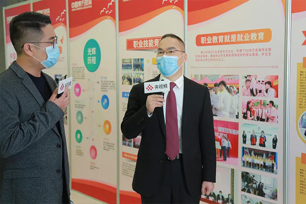 中國東方教育集團總裁許紹兵在直播中介紹集團發展歷程