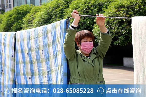 萬通宿管阿姨正在晾曬學生的棉被
